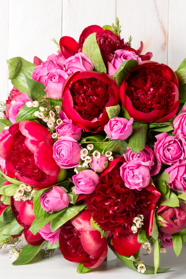 Красивый букет розовых роз с красными тюльпанами