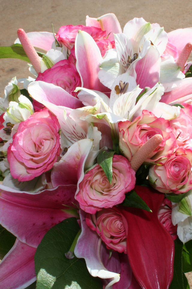 Красивый букет с цветами альстрёмерия, розы и лилии