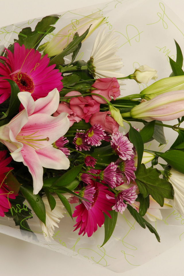 Красивый букет с лилиями, герберами и хризантемами