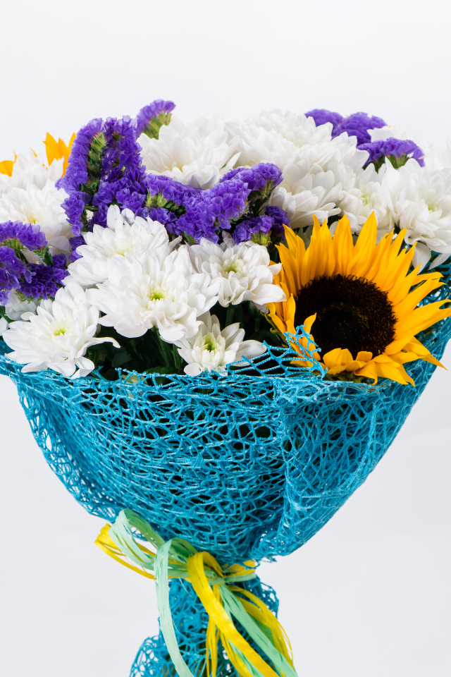 Красивый яркий летний букет цветов на белом фоне