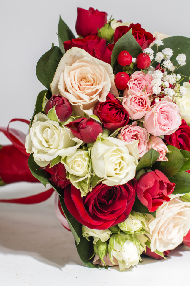 Красивый праздничный букет из роз