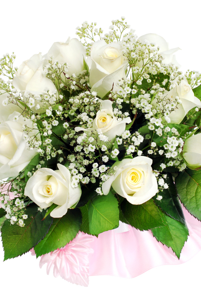 Красивый нежный букет  роз с мелкими белыми цветами