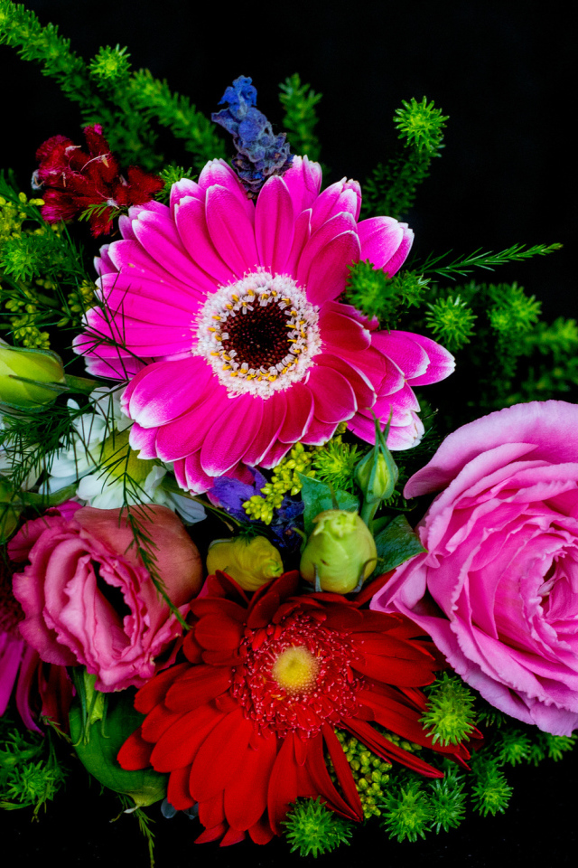 Красивый разноцветный букет на черном фоне