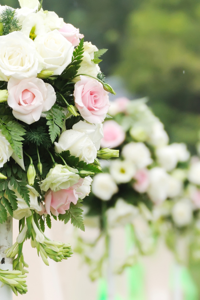 Красивые свадебные букеты из цветов розы и фрезии в декоре