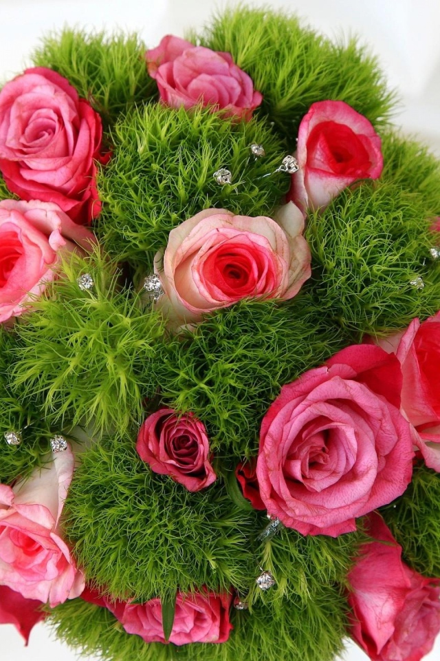 Букет красивых розовых роз с зеленью