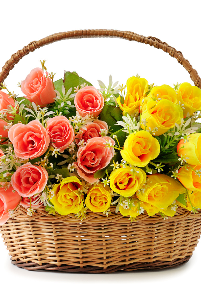Букет розовых и желтых роз в корзине на белом фоне