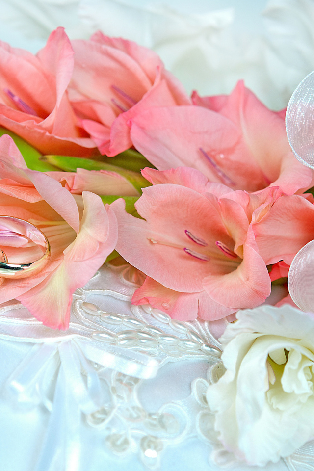 Букет розовых гладиолусов с двумя обручальными кольцами