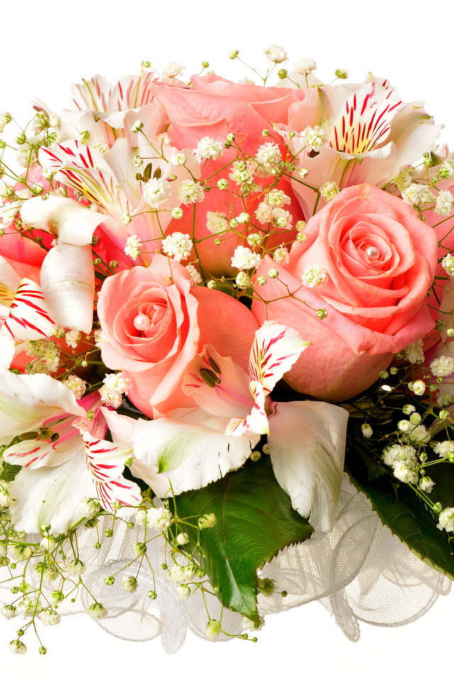 Букет из розовых роз с цветами альстрёмерия на белом фоне