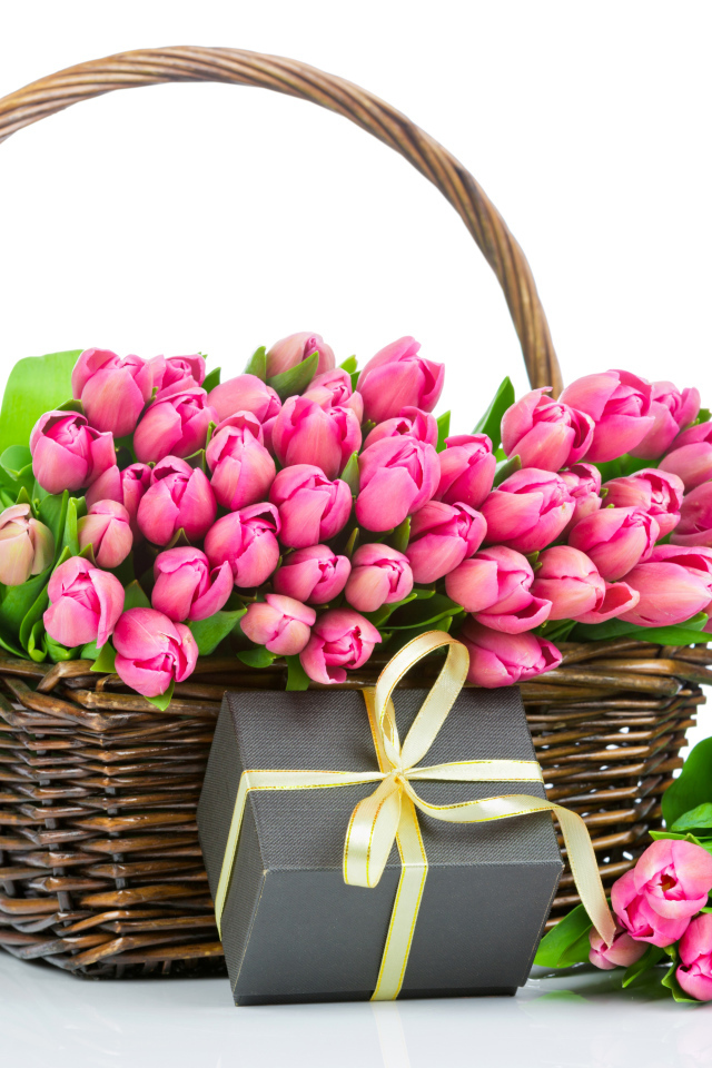 Букет розовых тюльпанов в корзине с подарком на белом фоне