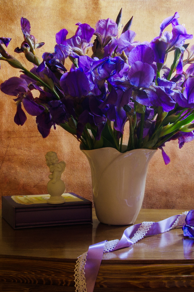 Букет фиолетовых ирисов в вазе