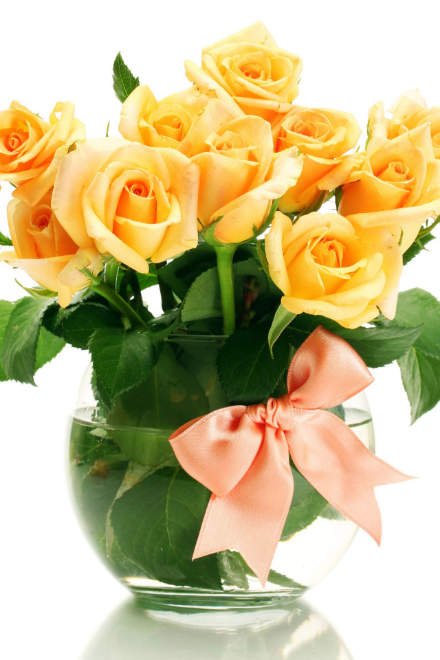 Букет желтых роз с розовой лентой на белом фоне