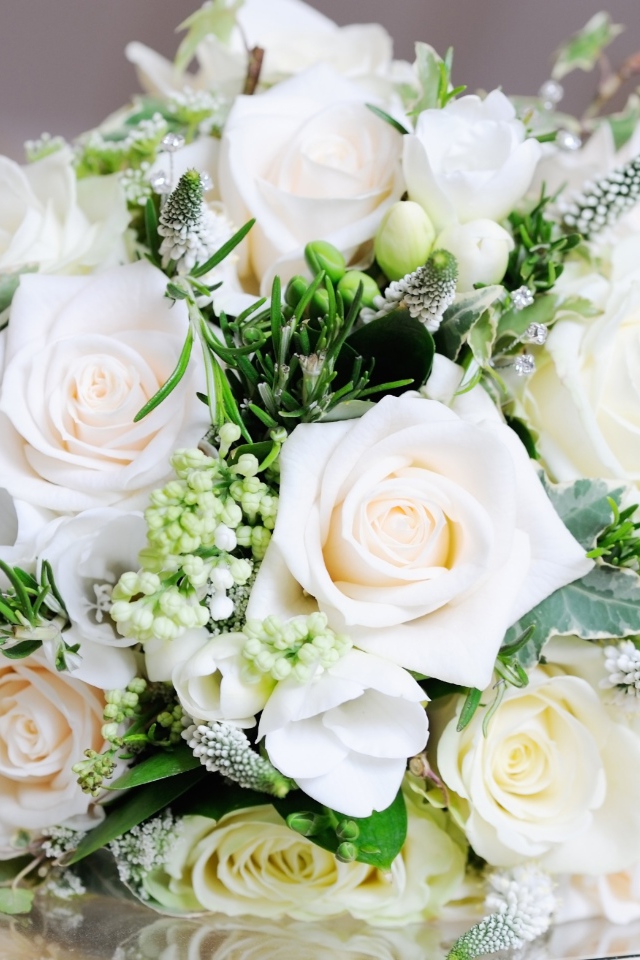 Нежный свадебный букет из белых роз 