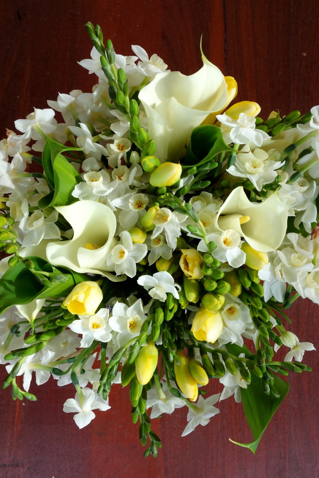 Нежные белые нарциссы и каллы в красивом букете