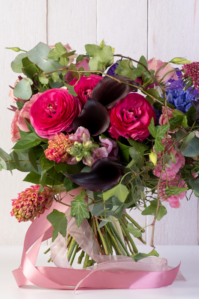 Праздничный букет с розовыми лентами на столе