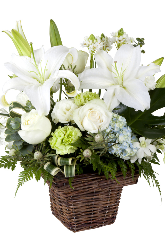 Цветы розы, гвоздики, лилии, хризантемы в корзинке на белом фоне