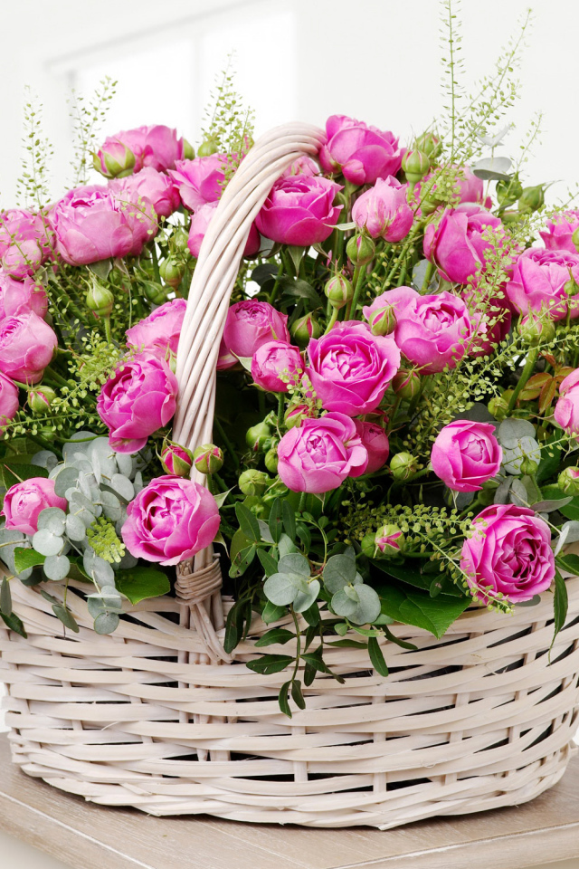 Большая корзина розовых роз на белом фоне