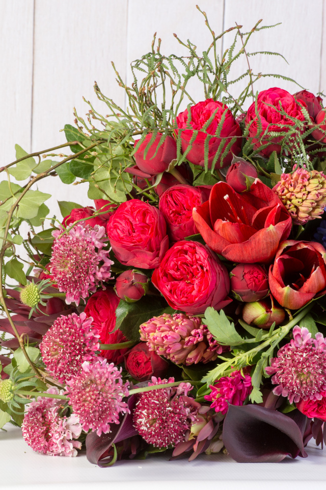 Большой красивый букет перевязанный розовой лентой