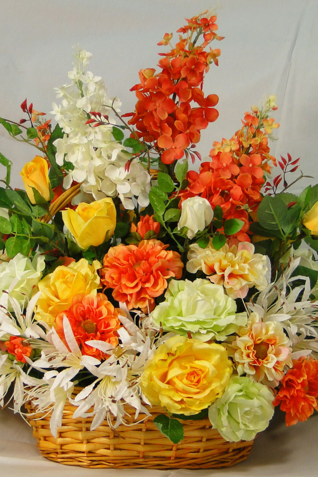 Большой букет цветов в плетеной корзине