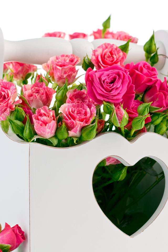 Розовые розы в белой корзине с сердцем