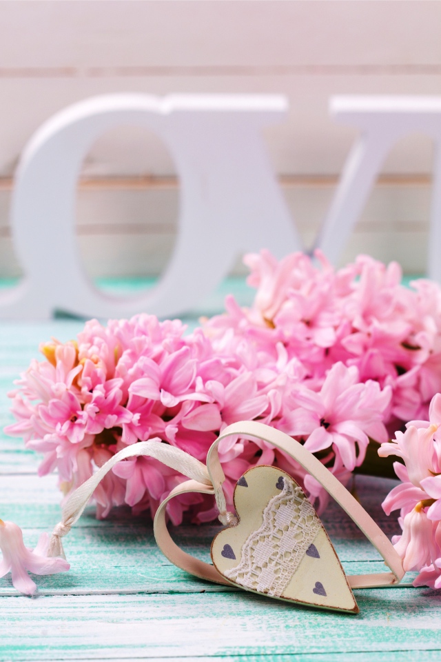 Розовые весенние цветы крокусы с сердечком и белой надписью LOVE