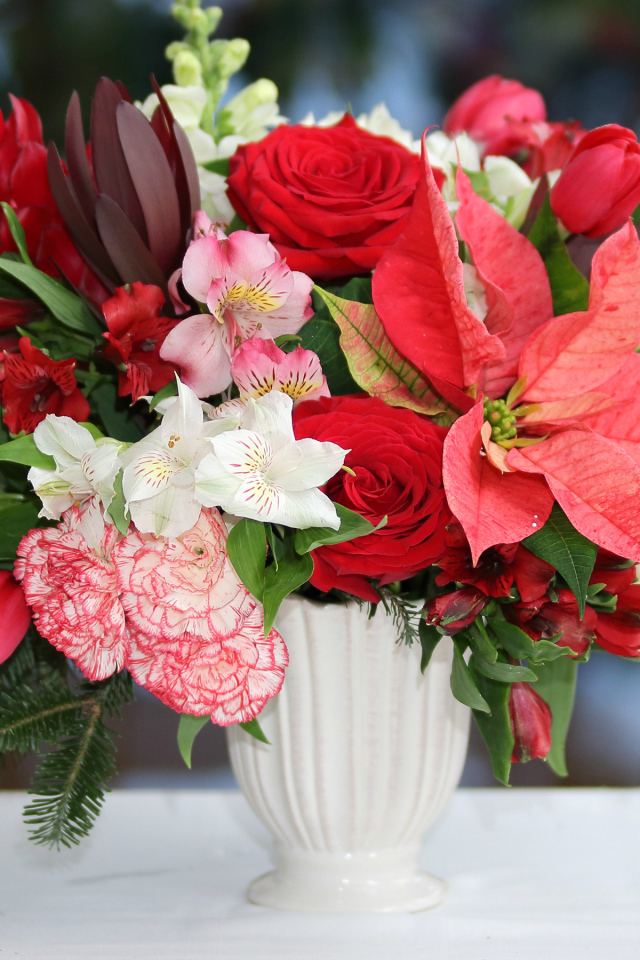 Розы, альстрёмерия, тюльпаны, гвоздики и молочай в красивом букете в белой вазе