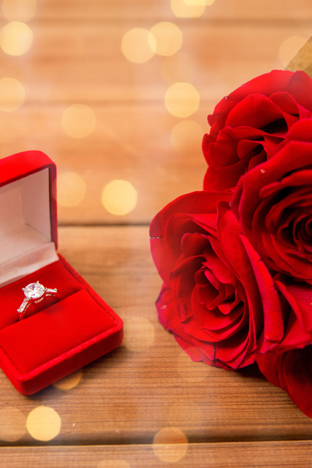 Предложение с кольцом и букетом красных роз