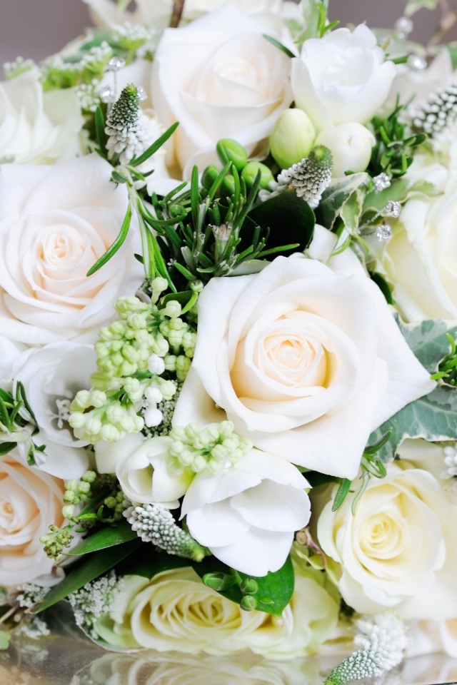 Свадебный букет с белыми розами