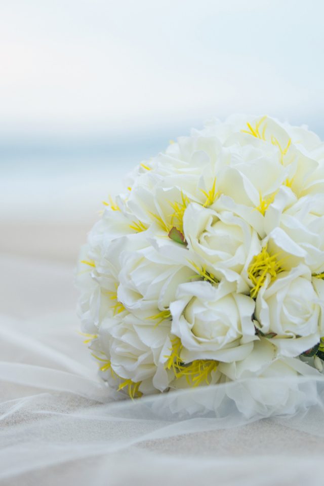 Белый красивый свадебный букет роз