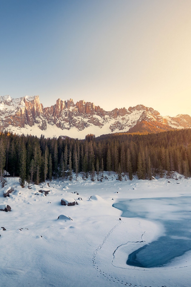 Горный массив Доломитовые Альпы и замерзшее озеро 