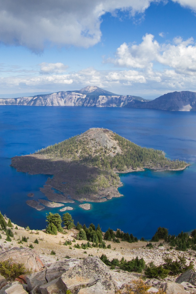 Горы вокруг чистого озера Крейтер, США