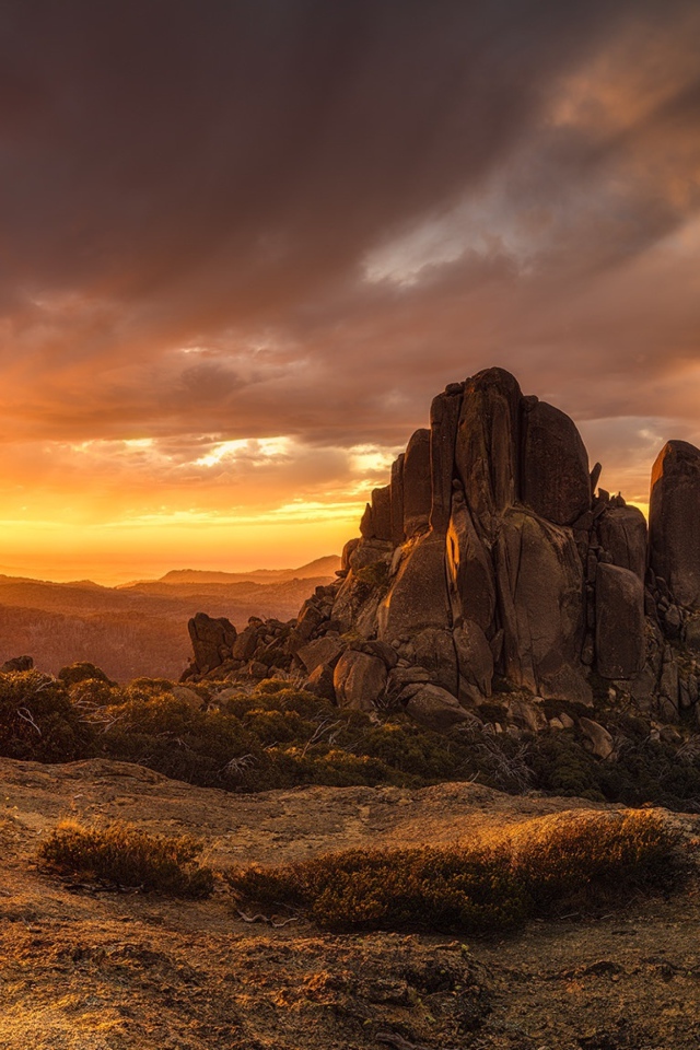 Скала в лучах восходящего солнца 