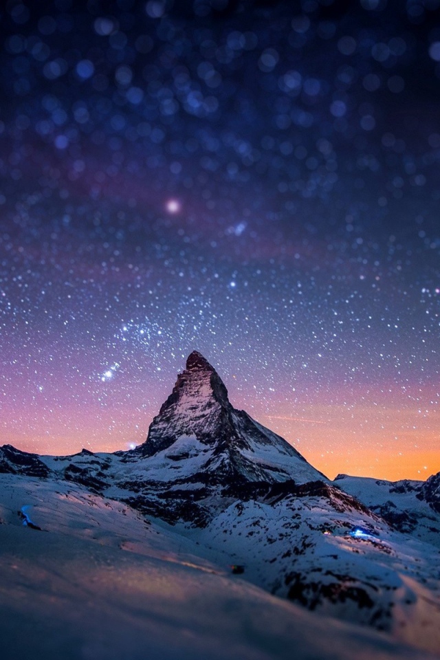 Заснеженные горы под красивым звездным небом 