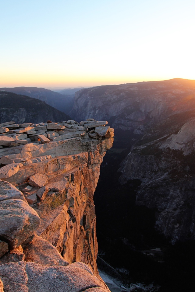 Каменные горы на фоне солнца на закате