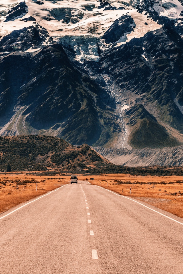 Дорога на фоне гор 