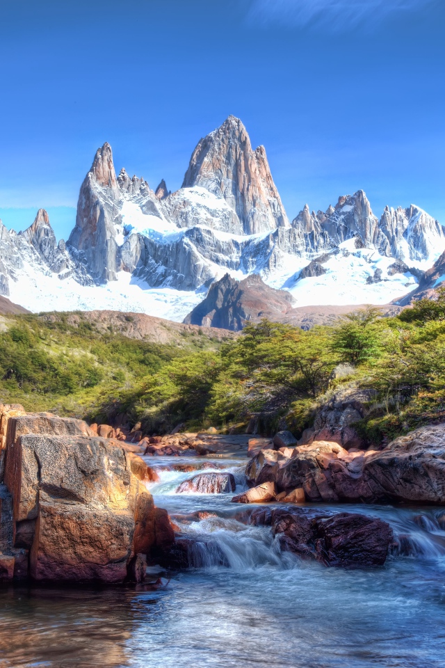 Вид на заснеженные кавказские горы и озеро