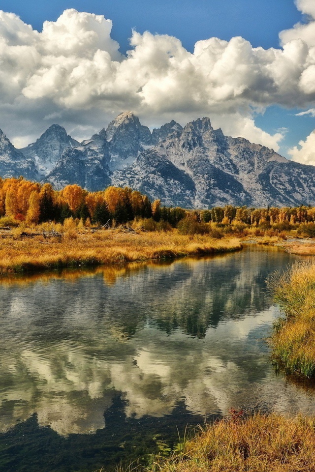 Белые облака над горами 