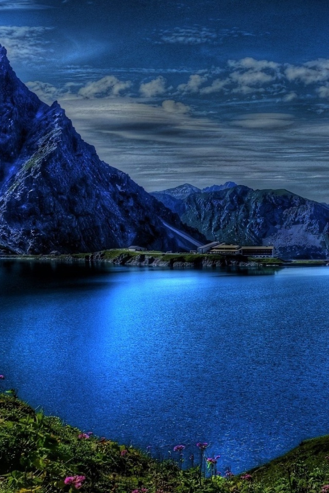 Голубая вода в озере и горы в сумерках