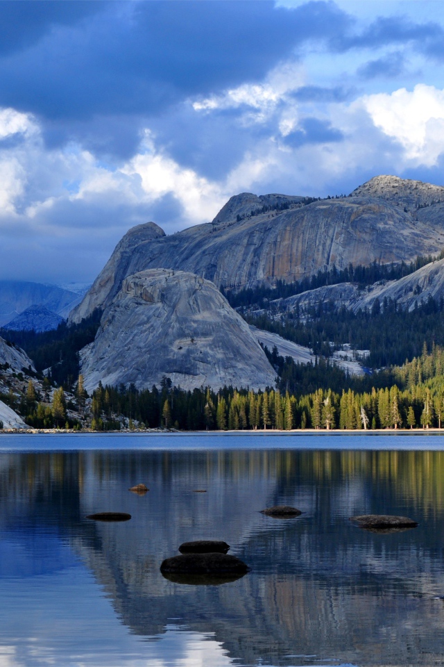 Озеро у гранитной скалы  Хаф-Доум, Калифорния