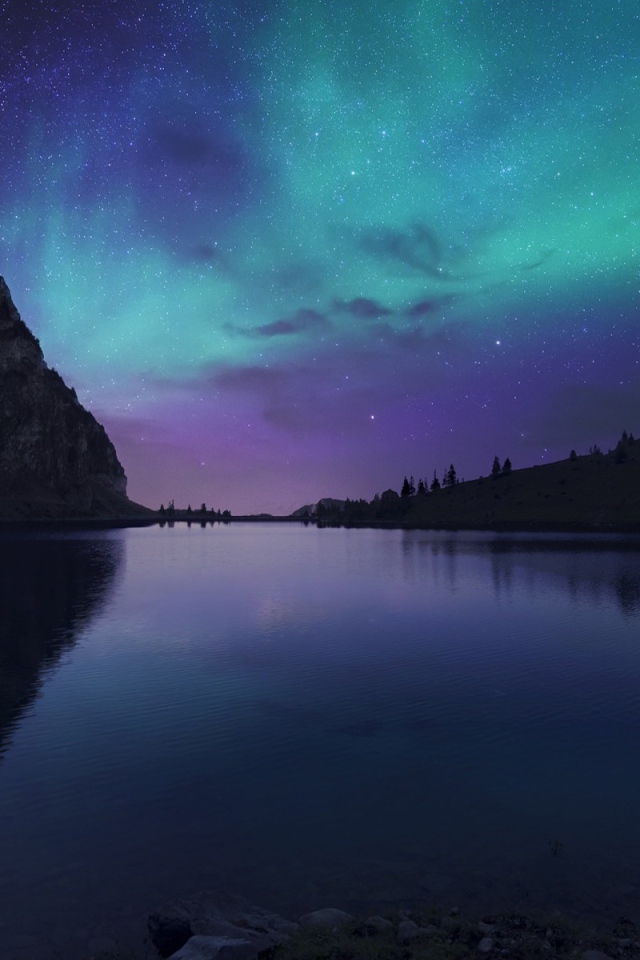 Северное сияние над горным озером 