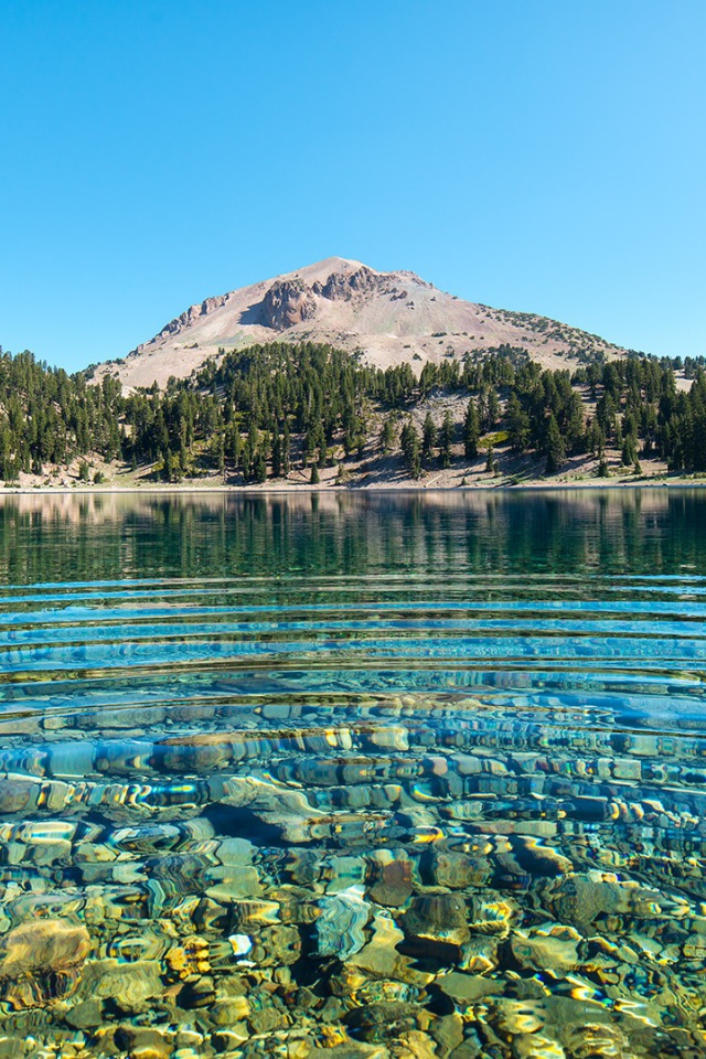 Прозрачное озеро в национальном парке Лассен-Волканик, Калифорния 