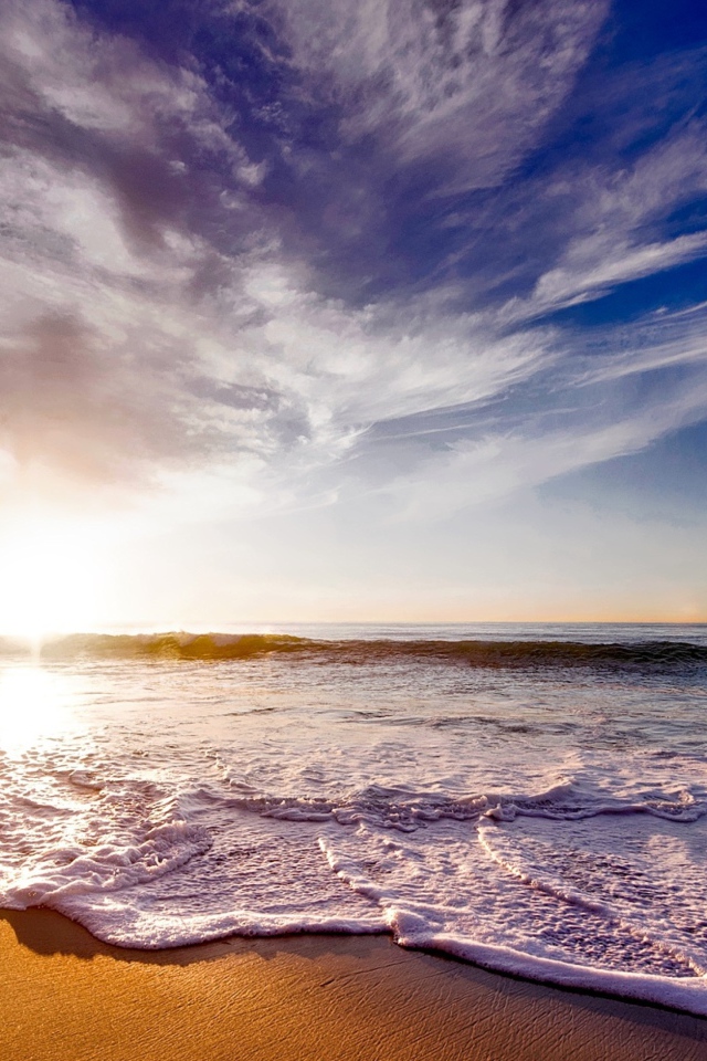 Красивые  облака над белыми морскими волнами