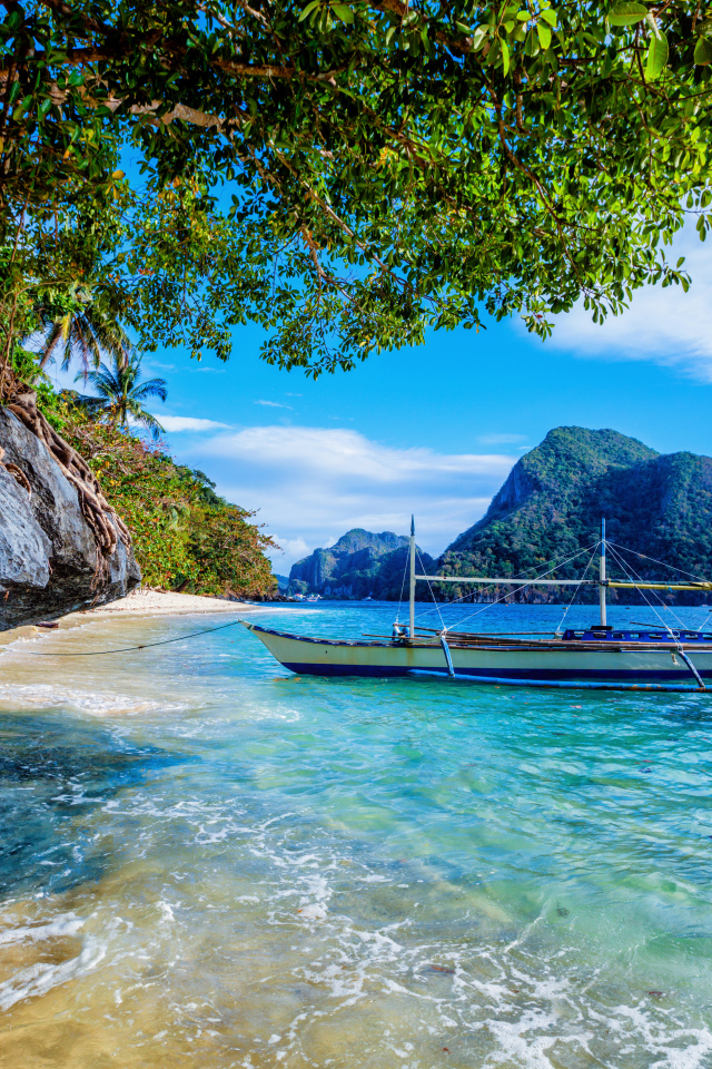 Лодка на морском побережье в тропиках, Филиппины