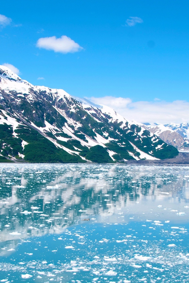 Заснеженные горы на берегу Балтийского моря 