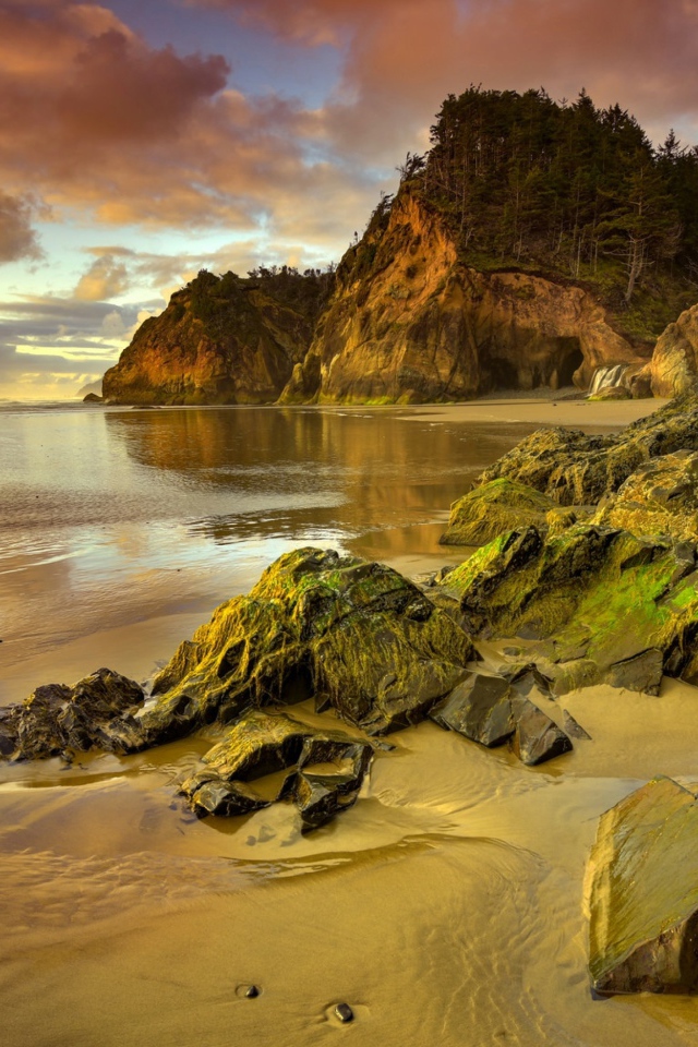 Каменные скалы на берегу моря на закате