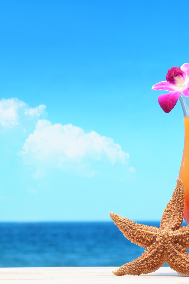 Летний коктейль и морская звезда на фоне  моря