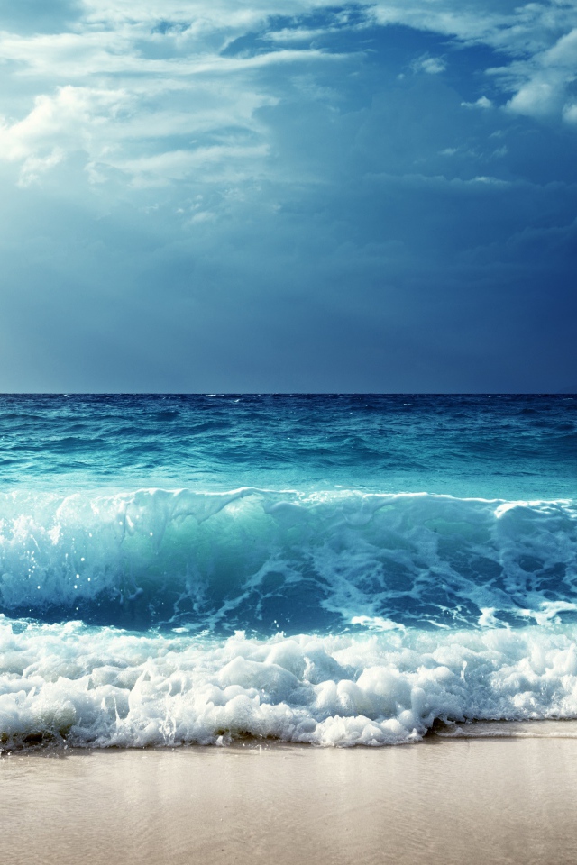 Бушующие морские волны на фоне голубого неба