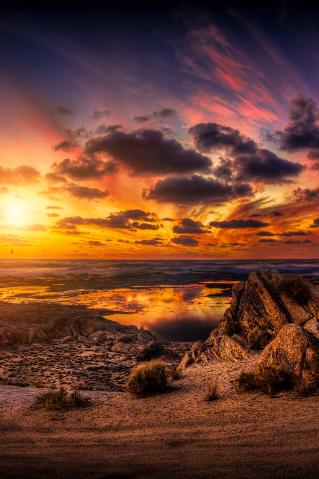 Закат солнца в облачном небе над высохшим озером