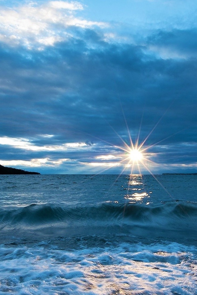 Закат летнего солнца над океаном