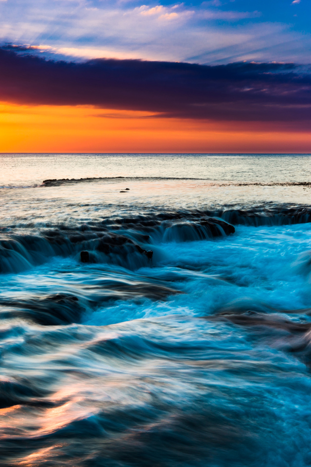 Закат солнца на горизонте над морем