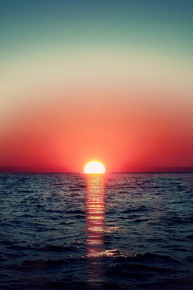 Закат красного солнца в море